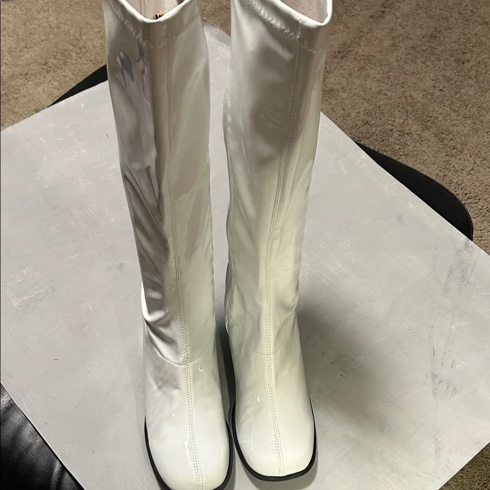 Sexy NWOT White Stretch Patent Leather Knee-High Heeled Go-Go Boots, Size 8 - Picture 2 of 13